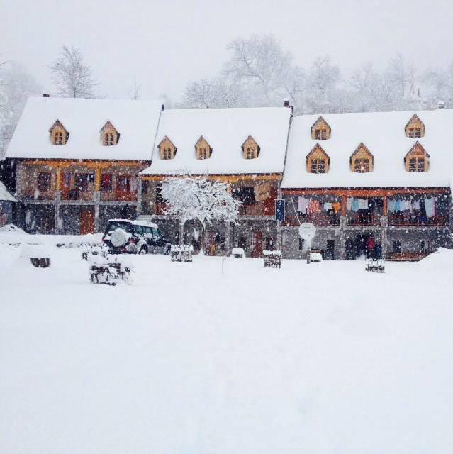 Bujtina Harusha Hotel Theth Bagian luar foto